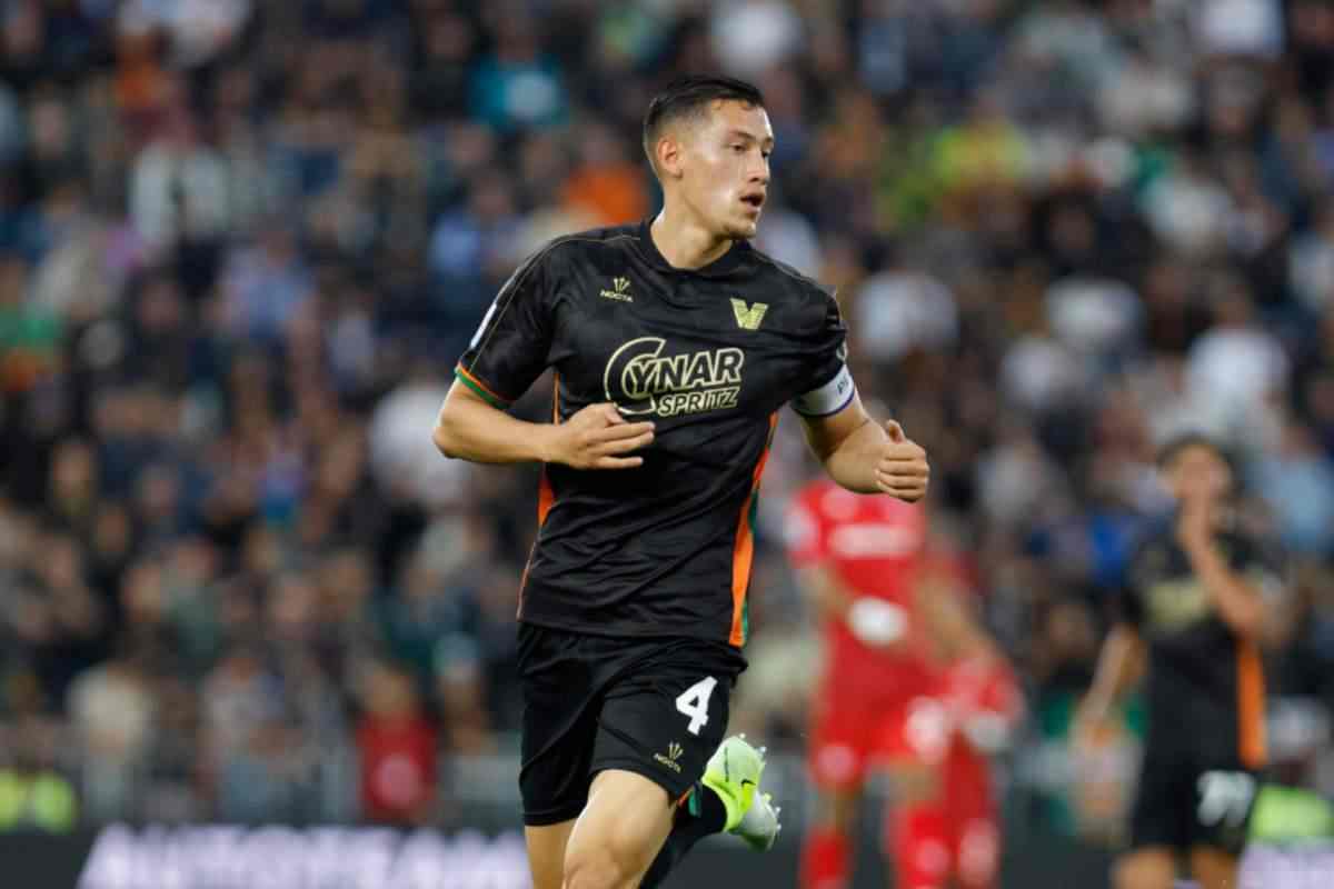 Idzes in campo con la maglia del Venezia