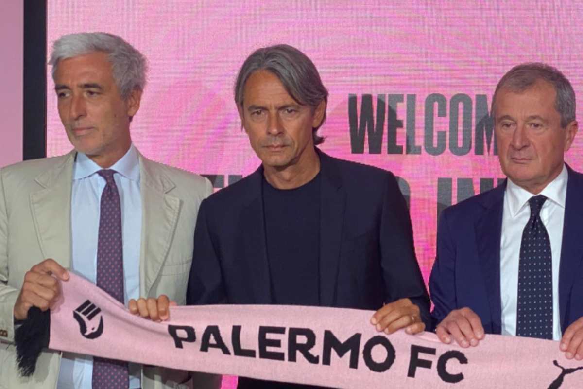 Filippo Inzaghi posa con una sciarpa del Palermo
