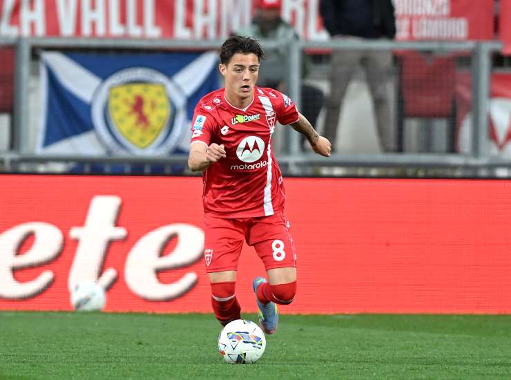 Il centrocampista Kacper Urbanski con il Monza