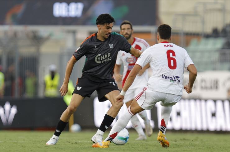 Kike Perez in azione contro il Mantova