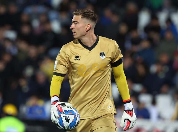 Klinsmann con un pallone in mano