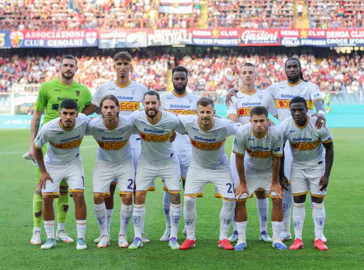I giocatori del Lecce prima della partita contro il Genoa