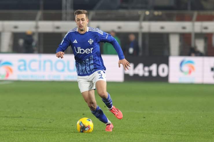 Marco Sala in conduzione di palla con la maglia del Como