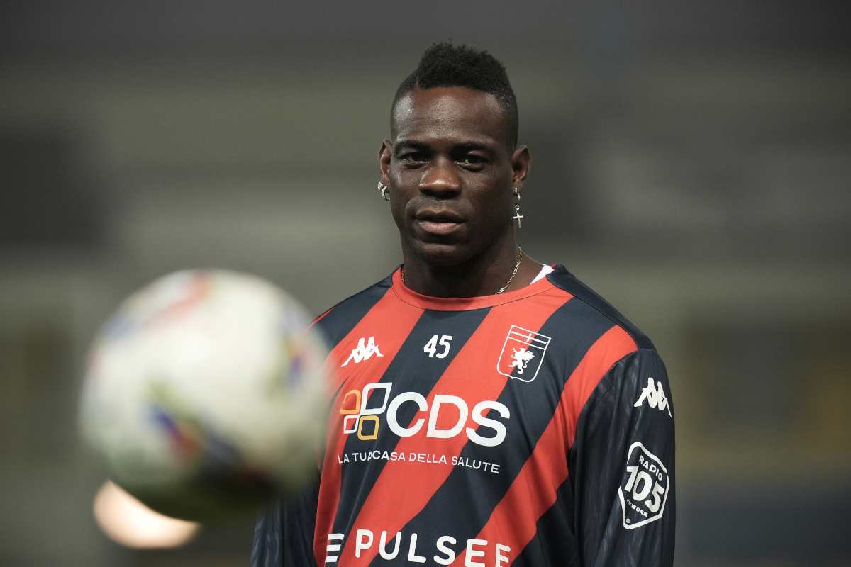 L'attaccante Mario Balotelli con il Genoa