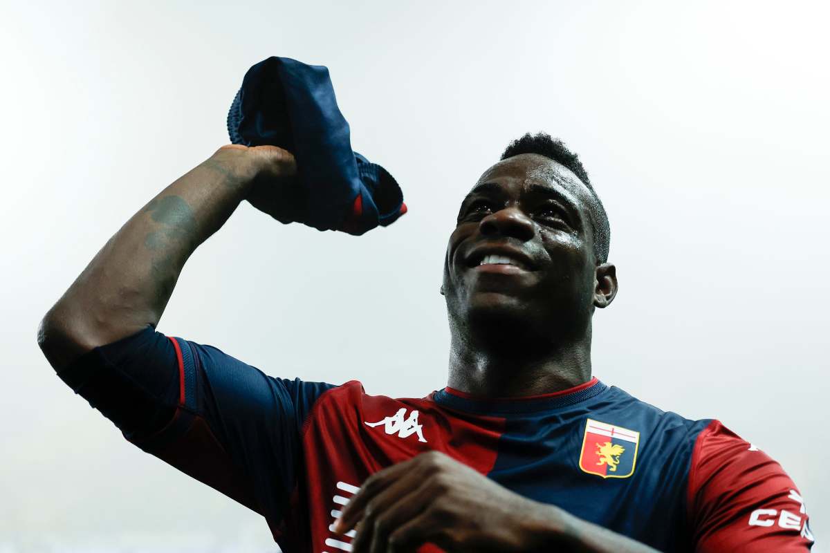 Mario Balotelli lancia una maglia ai tifosi