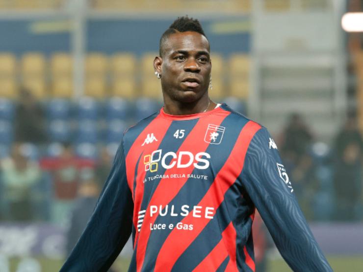 Mario Balotelli con le braccia larghe