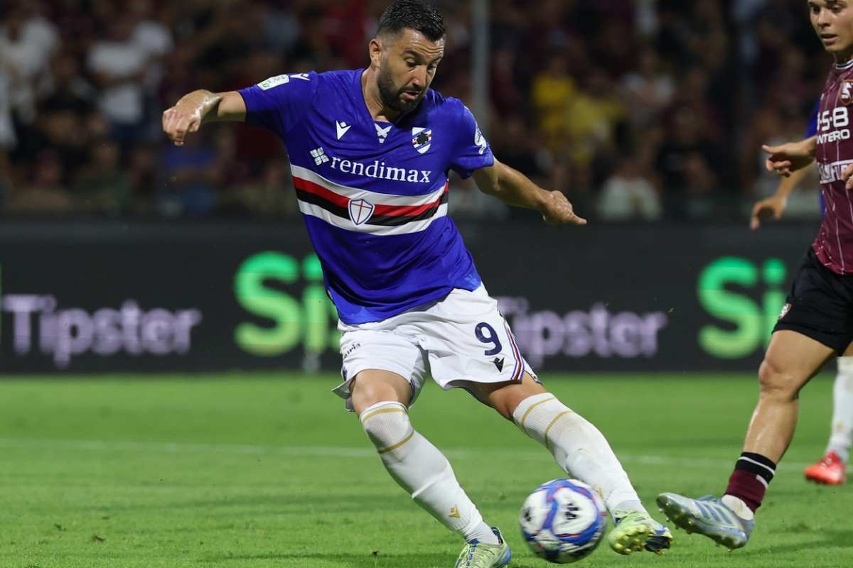 Massimo Coda scocca un tiro col sinistro