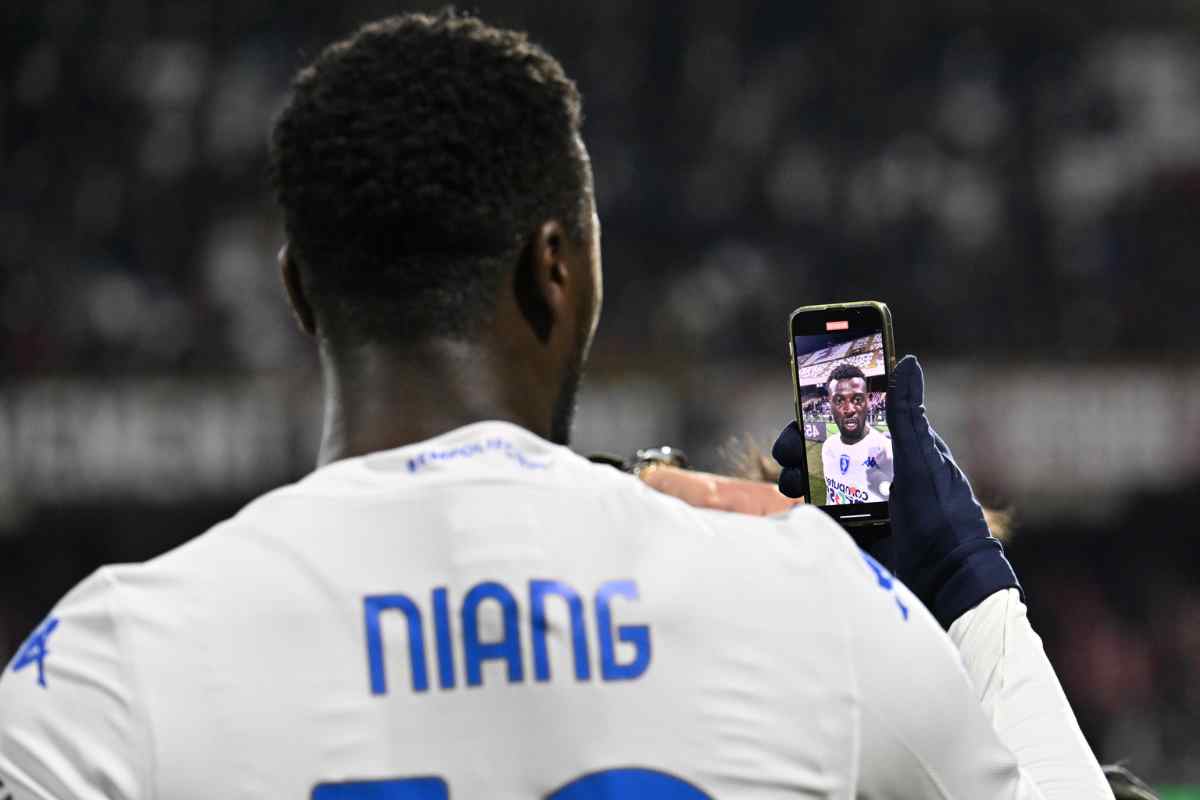 Mbaye Niang si fa un selfie in campo