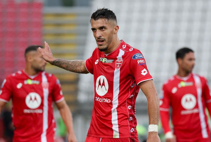 Dany Mota si confronta con l'arbitro
