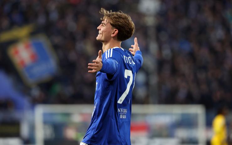 Nico Paz esulta con le braccia allargate