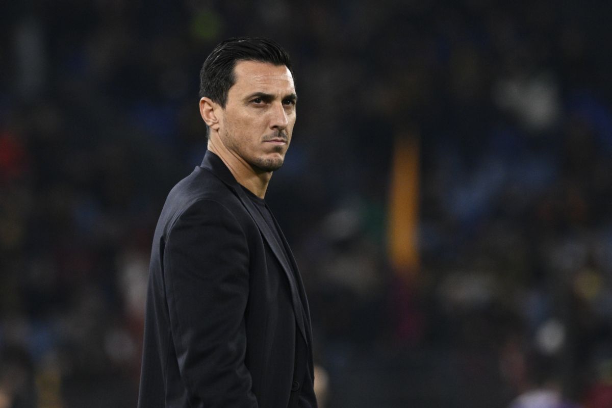 Nicolas Burdisso in primo piano e di profilo