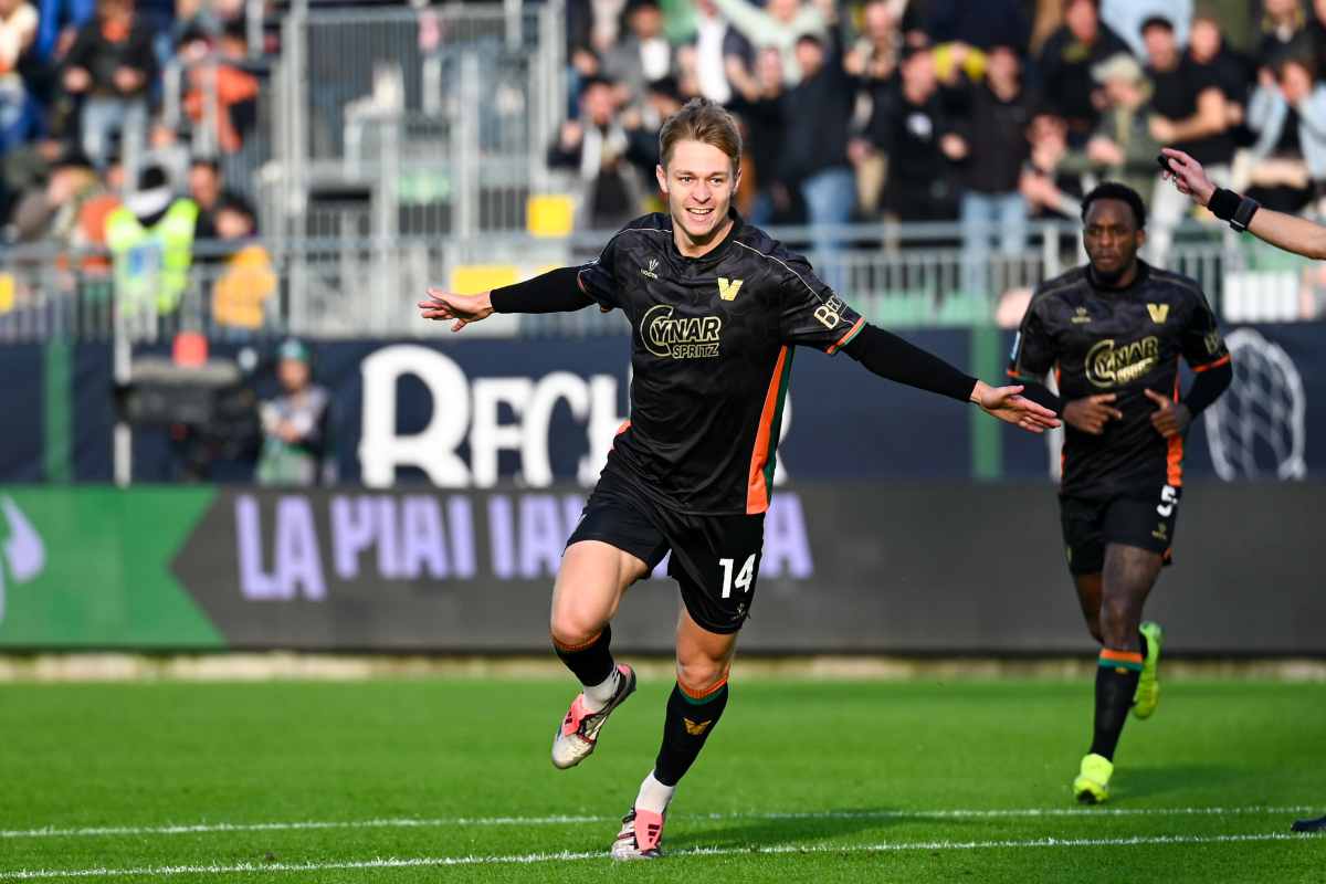 Hans Nicolussi Caviglia esulta dopo un gol