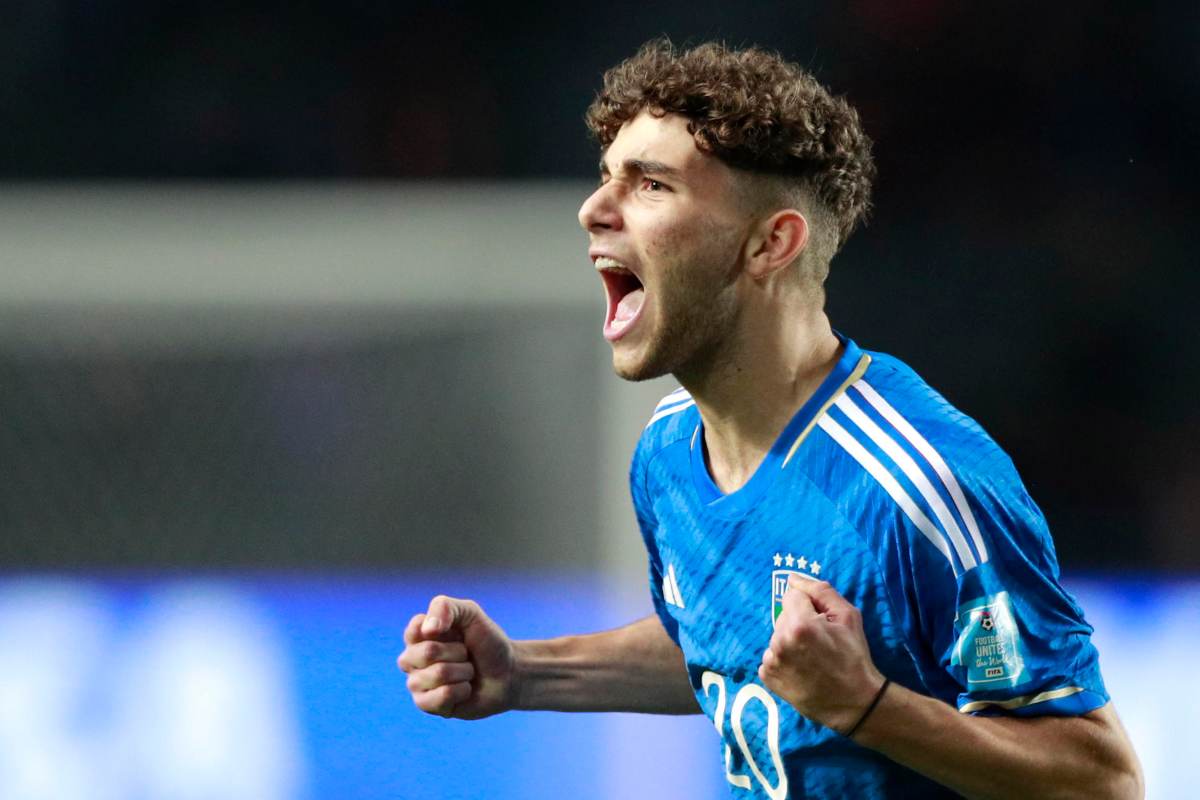 Simone Pafundi esulta dopo un gol