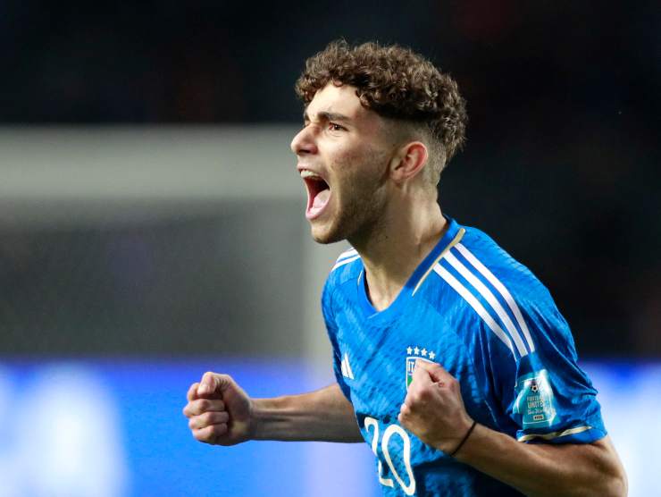 Simone Pafundi esulta dopo un gol con la Nazionale