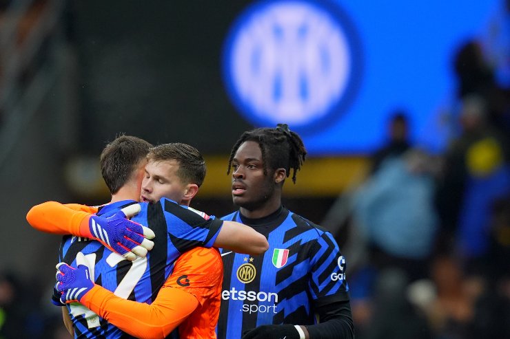 Labbraccio tra Tomas Palacios e Josep Martinez