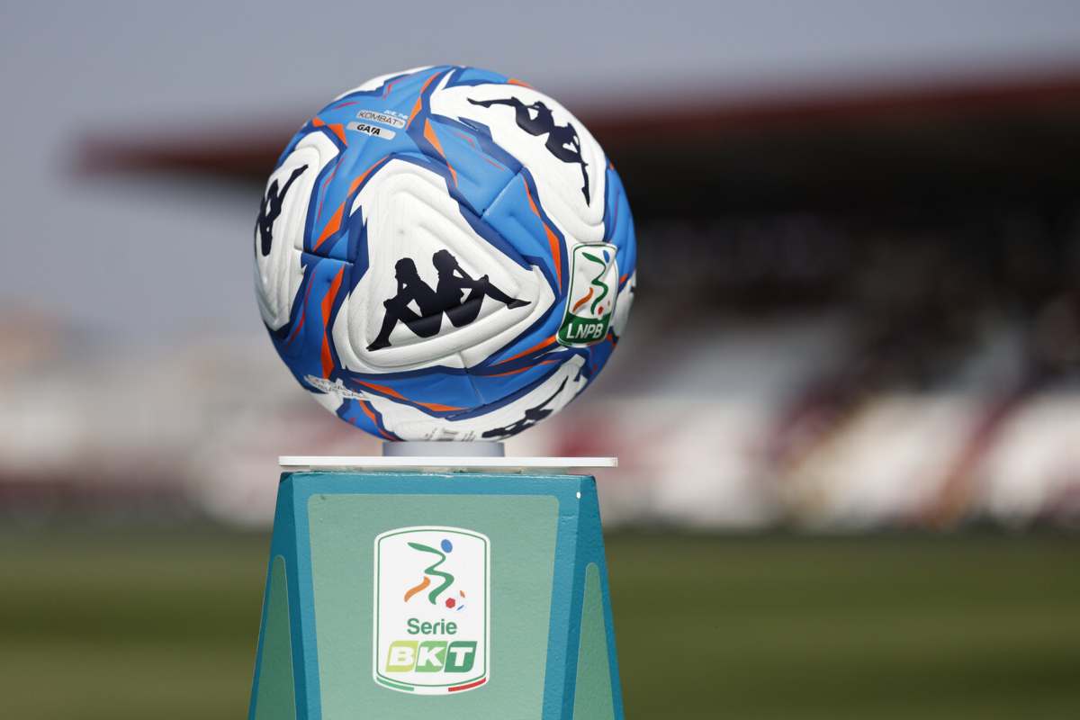 Pallone con logo della Serie B su un piedistallo