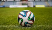 Pallone sul tappeto erboso di uno stadio