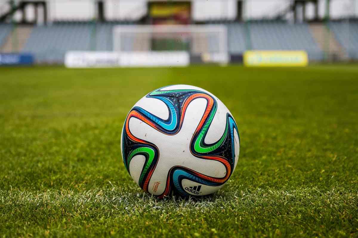 Pallone sul tappeto erboso di uno stadio