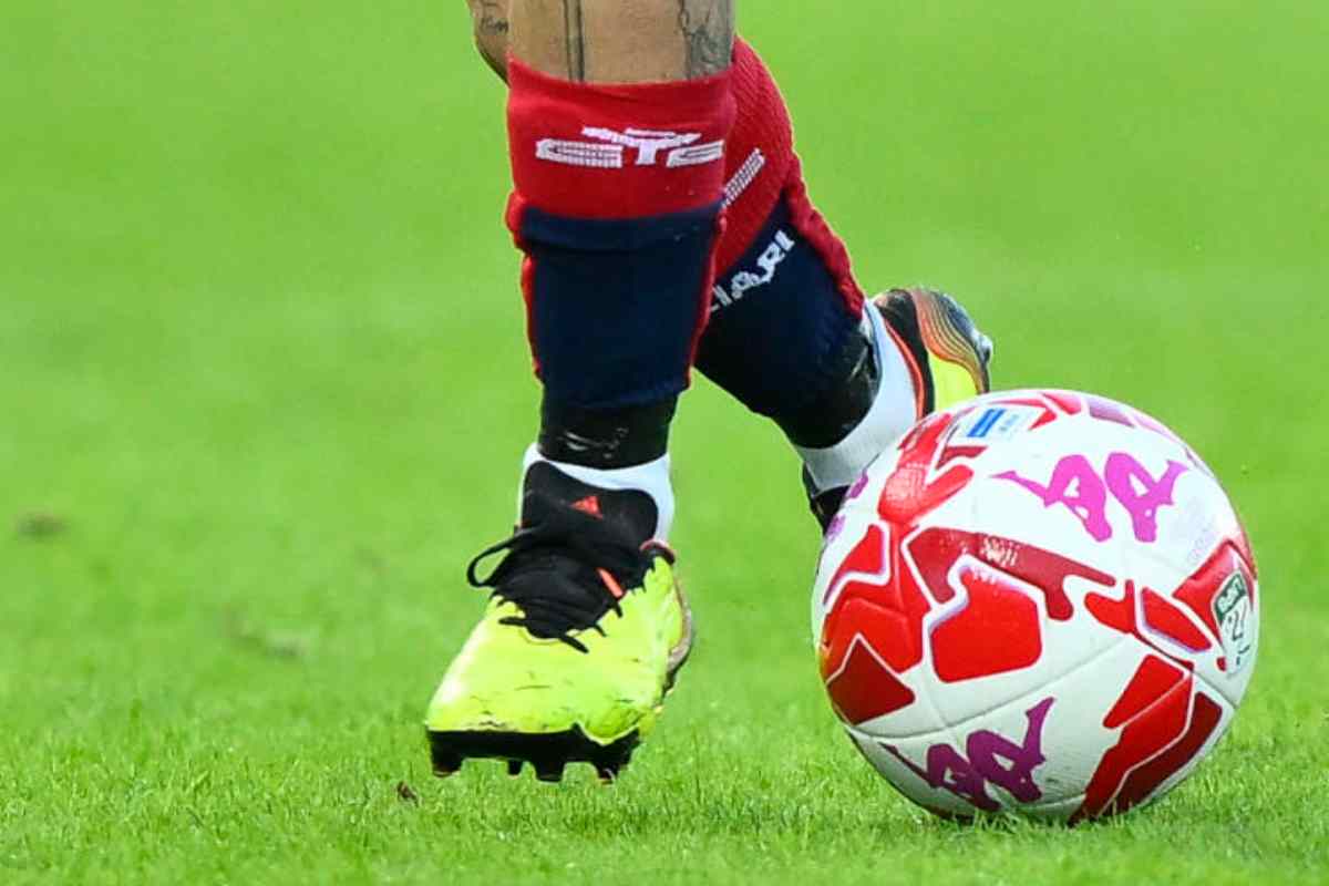 Giocatore che avanza palla al piede