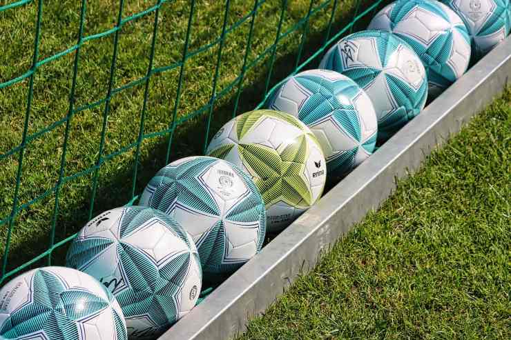 Palloni da calcio in colonna