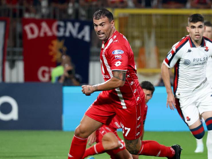 Andrea Petagna in azione contro il Genoa