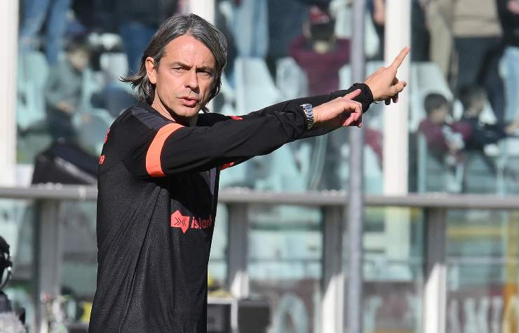 Pippo Inzaghi dà indicazioni ai propri giocatori