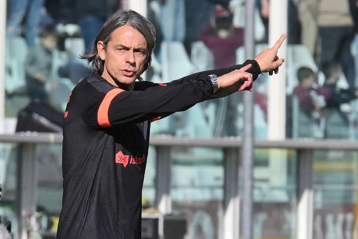 Pippo Inzaghi dà indicazioni a bordo campo