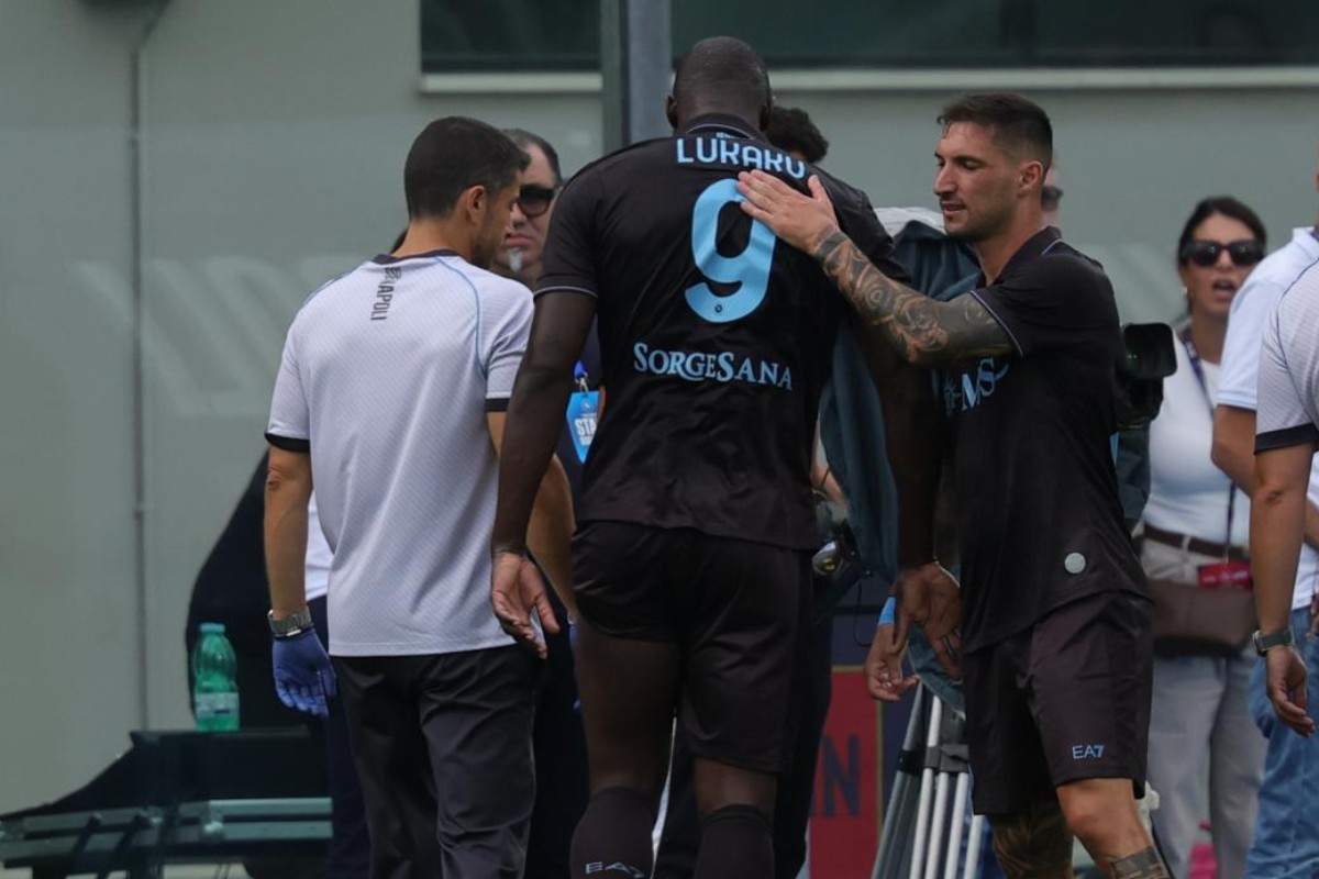 Romelu Lukaku esce dal campo infortunato