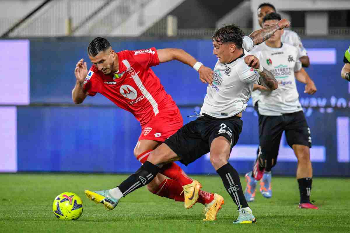 Salvatore Esposito in campo con lo Spezia
