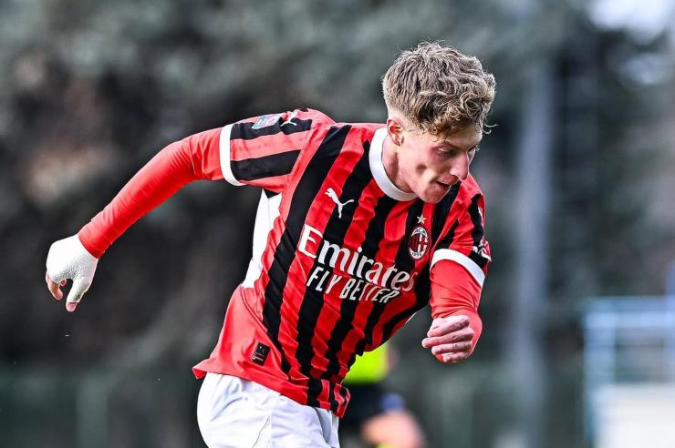 Simone Ianesi in azione con la maglia del Milan Futuro