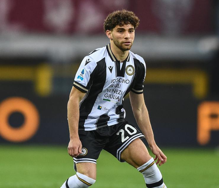 Simone Pafundi con la maglia dell'Udinese