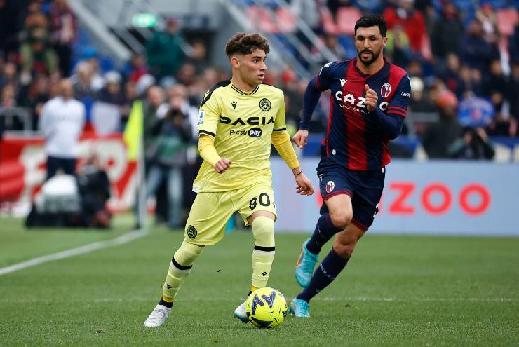Simone Pafundi con il pallone tra i piedi
