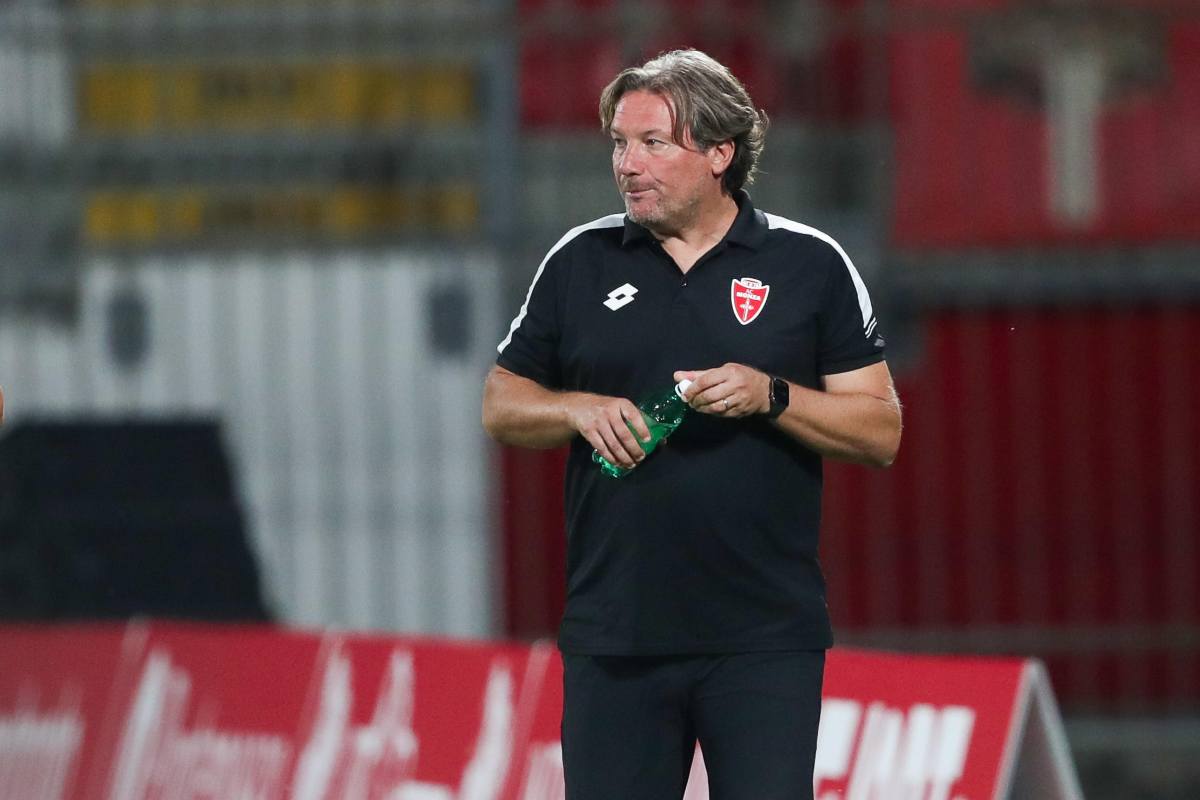 Giovanni Stroppa chiude una bottiglietta