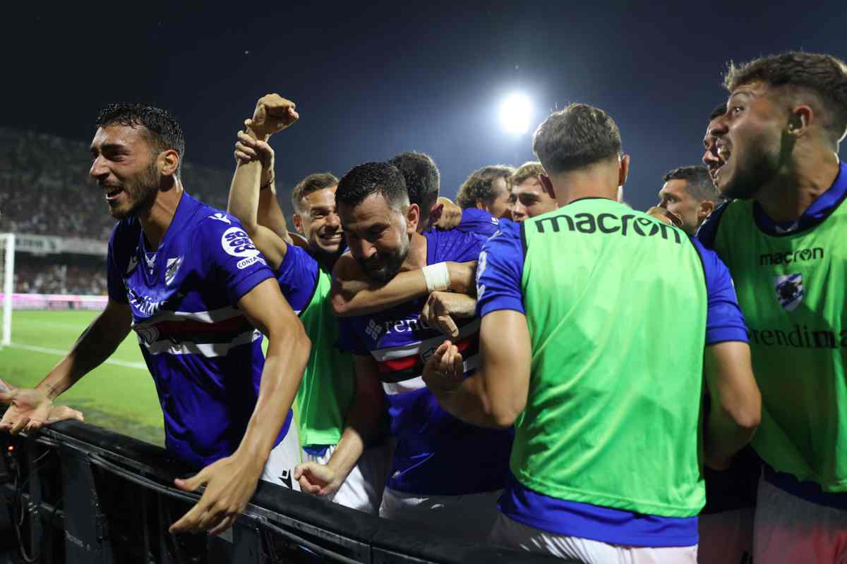 Giocatori della Sampdoria abbracciati per festeggiare un gol