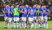 Giocatori della Sampdoria, sconsolati, si abbracciano