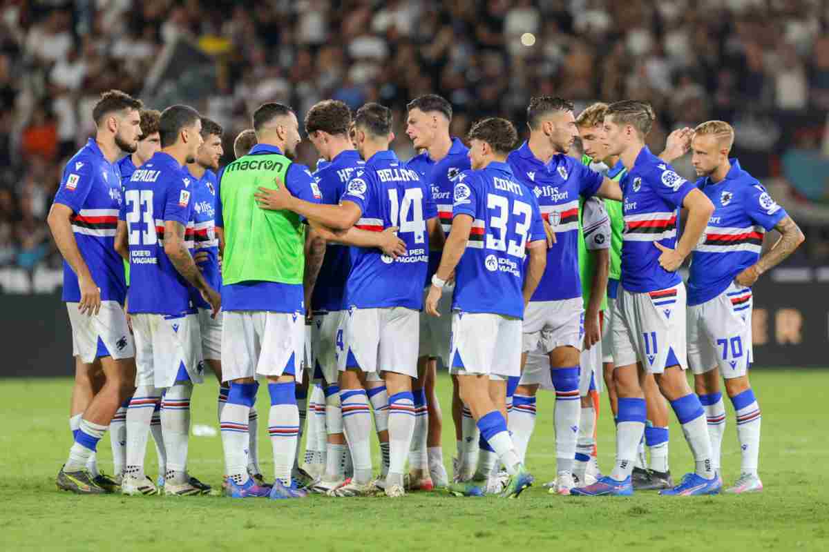 Giocatori della Sampdoria, sconsolati, si abbracciano