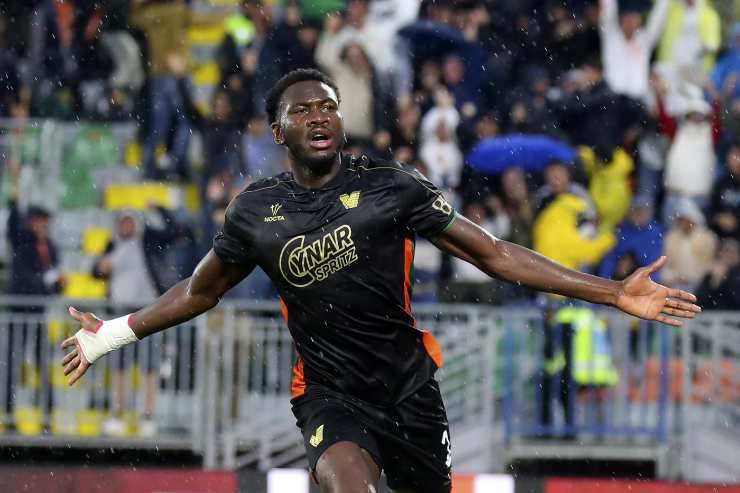 Fali Candé esulta dopo un gol