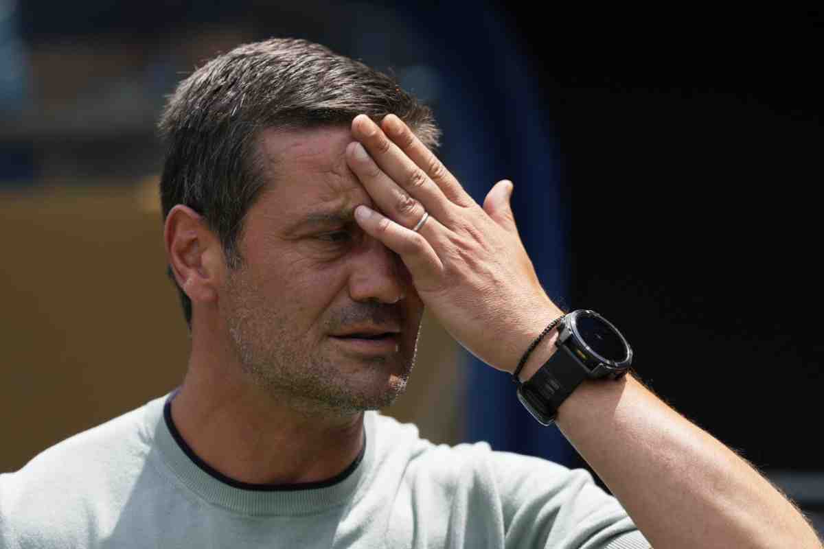 Christian Chivu con una mano sul volto