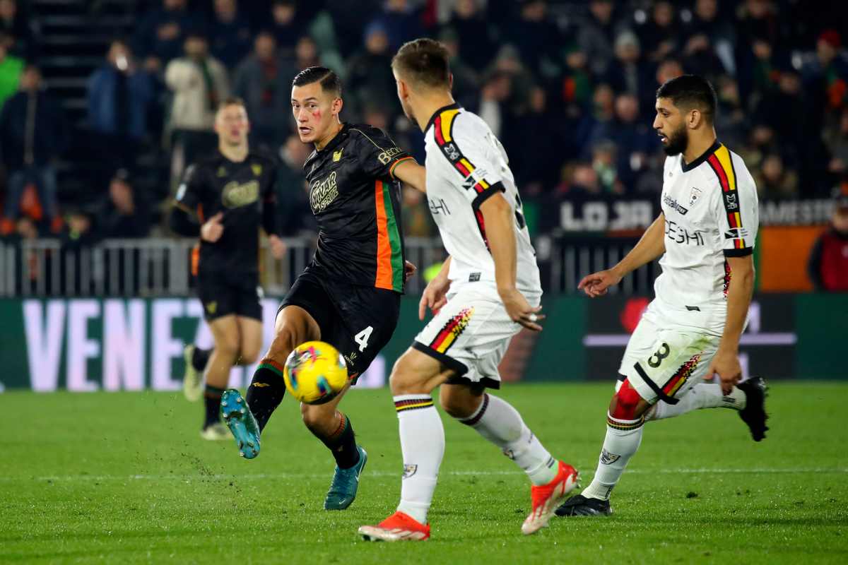 Jay Idzes in azione con il Venezia