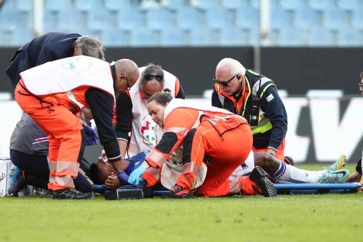 calciatore infortunato soccorso in campo