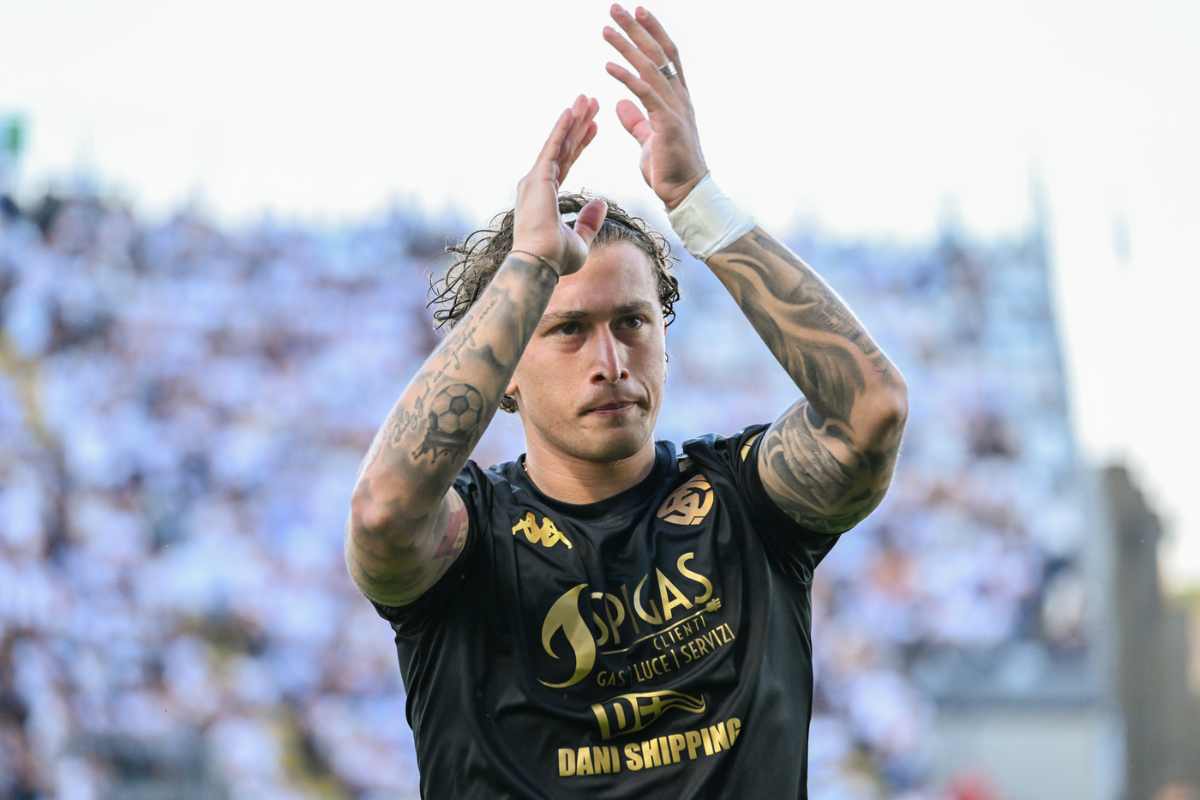 Salvatore Esposito applaude il pubblico